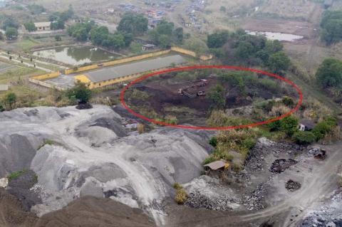 Bãi thải lộ thiên được Công ty CP Gang thép Thái Nguyên tập kết nhiều năm nay. Ảnh: Báo Xây dựng &nbsp;