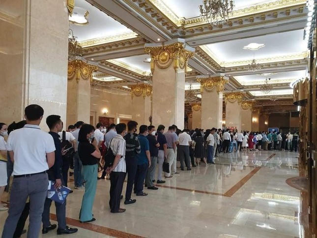 Hình ảnh nhà đầu tư xếp hàng tham gia phiên đấu giá đất dự án HUD Mê Linh.