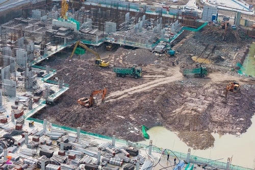 Phú Mỹ Hưng và Vinhomes đang tất bật thi công dự án The Aurora (ảnh trái) và The Opus One (ảnh phải). Ảnh: Quỳnh Danh