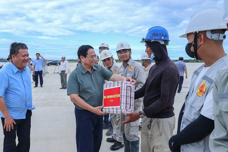 Thủ tướng tặng quà, động viên công nhân, người lao động - Ảnh: VGP/Nhật Bắc