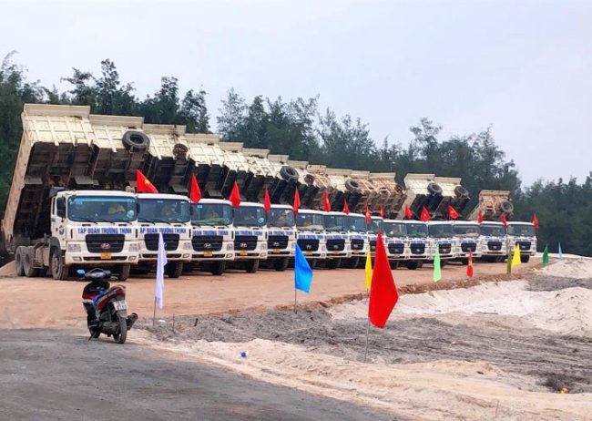 Xe máy tại buổi lễ khởi công dự án thành phần 1 – Đường ven biển Quảng Bình. &nbsp;