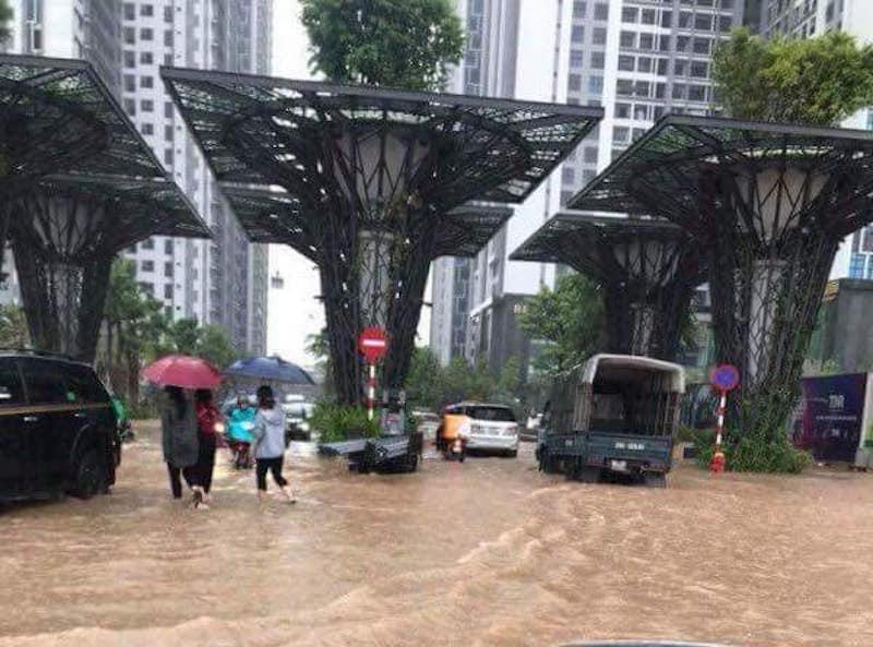 Bi hài Hà Nội: Ngồi thùng xốp, chèo xuồng vào ‘làng’ biệt thự triệu đô
