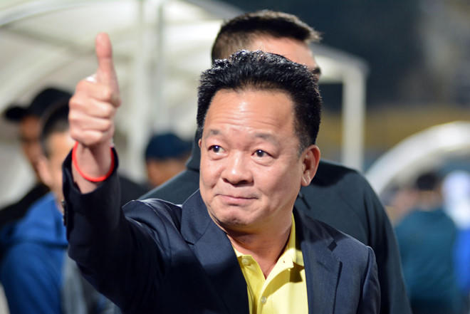 Vào lúc này Bầu Đức, Bầu Hiển cùng Trần Đình Long đang vui