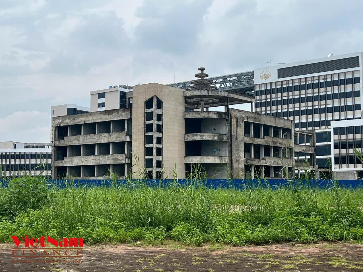 Dự án đầu tư xây dựng bệnh viện đa khoa quy mô 700 giường, được khởi công xây dựng năm 2006. Nhưng sau 17 năm, dự án bệnh viện này vẫn dang dở, bỏ hoang nhiều năm.