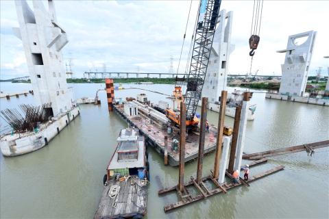 Dự án chống ngập 10.000 tỷ của TP.HCM đứng trước nguy cơ dừng thi công do vướng mắc về việc ký kết phụ lục hợp đồng. Ảnh: Lao động &nbsp;