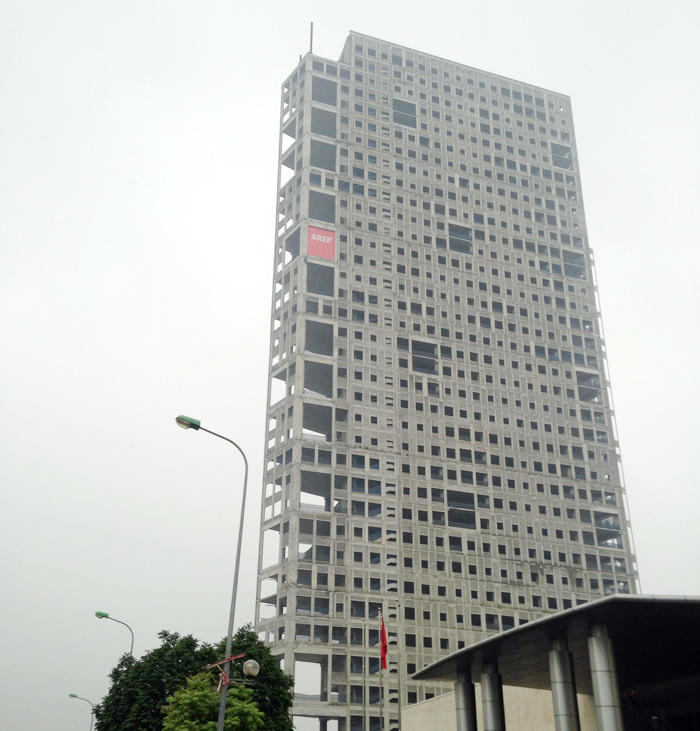 Tòa tháp 'ma' hoang lạnh, ngàn tỷ đổ nát giữa Thủ đô