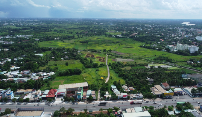 Dự án Khu nhà ở Suối Giữa 14 năm vẫn là bãi đất trống khiến người dân bức xúc, khiếu kiện kéo dài.