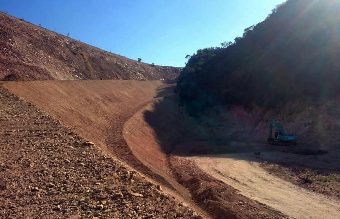 Xong 1 quả đồi, tốp thi công tiếp tục xẻ núi, phát rừng thi công quả đồi kế bên.