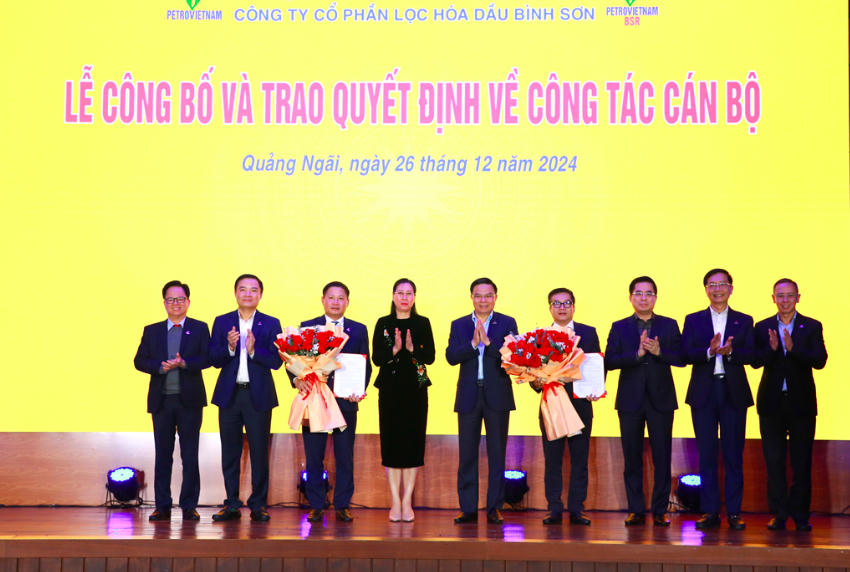 HĐQT BSR trao các quyết định về việc bổ nhiệm tân Chủ tịch HĐQT Bùi Ngọc Dương và tân Tổng Giám đốc BSR Nguyễn Việt Thắng. &nbsp;