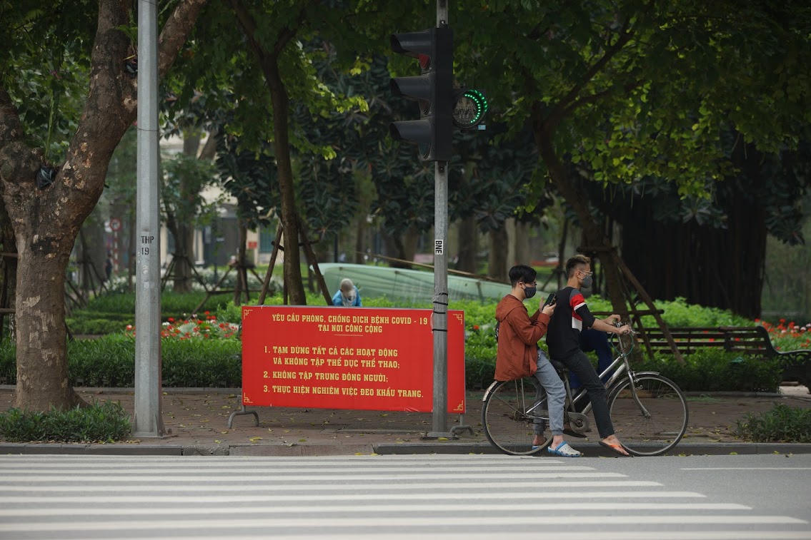 Hà Nội: Dựng rào chắn, treo biển cảnh báo không tụ tập nơi công cộng