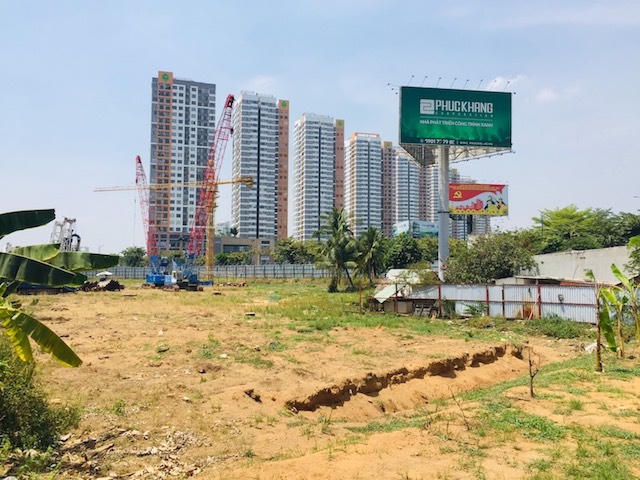 Vẫn có những chủ đầu tư lách luật tổ chức bán hàng khi dự án chưa đủ pháp lý sẽ gây thiệt hại cho khách hàng. (Trong ảnh: Dự án Rome Diamond Lotus do Phúc Khang Corporation làm chủ đầu tư vẫn là bãi đất trống sau nhiều lẫn mở bán và thu tiền từ khách hàng). &nbsp;