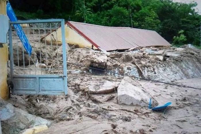 Thanh Hóa: Lũ cuốn phăng cả trăm nhà, dân bơ phờ đi ở tạm