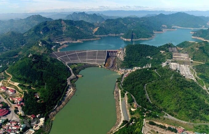 Khu du lịch hồ Hòa Bình có nhiều điểm tham quan thú vị để du khách khám phá. Ảnh: Internet