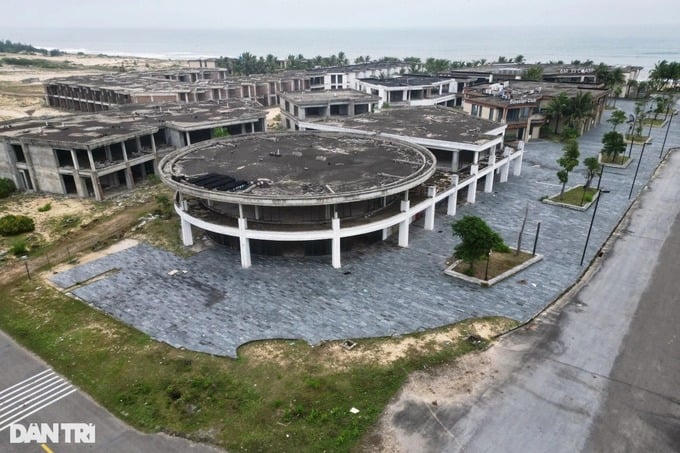 Một dự án nghỉ dưỡng đã đen kịt đóng rêu trong nhiều năm &nbsp;