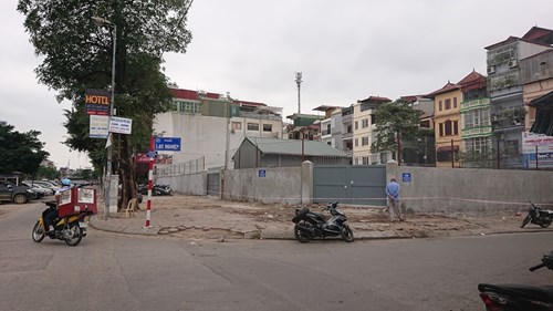 Phía ngoài khu đất được quây kín không hề có thông tin về dự án. Ảnh A.Đ 