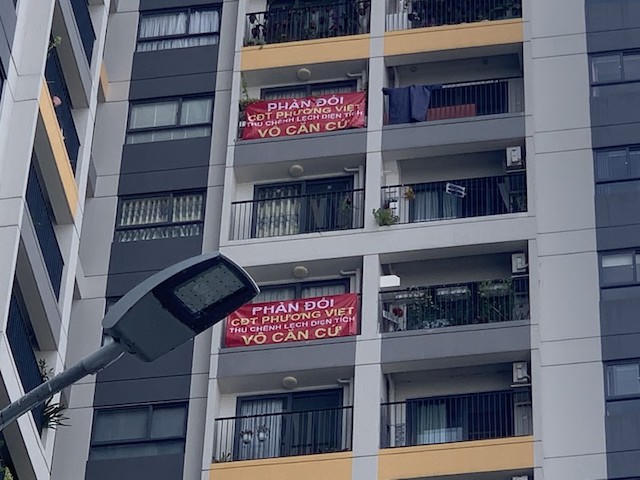 Cư dân treo băng rôn tại chung cư The Pegasuite phẩn đối chủ đầu tư là Công ty Phương Việt Invest thu tiền chênh lệch căn hộ vô căn cứ. &nbsp;