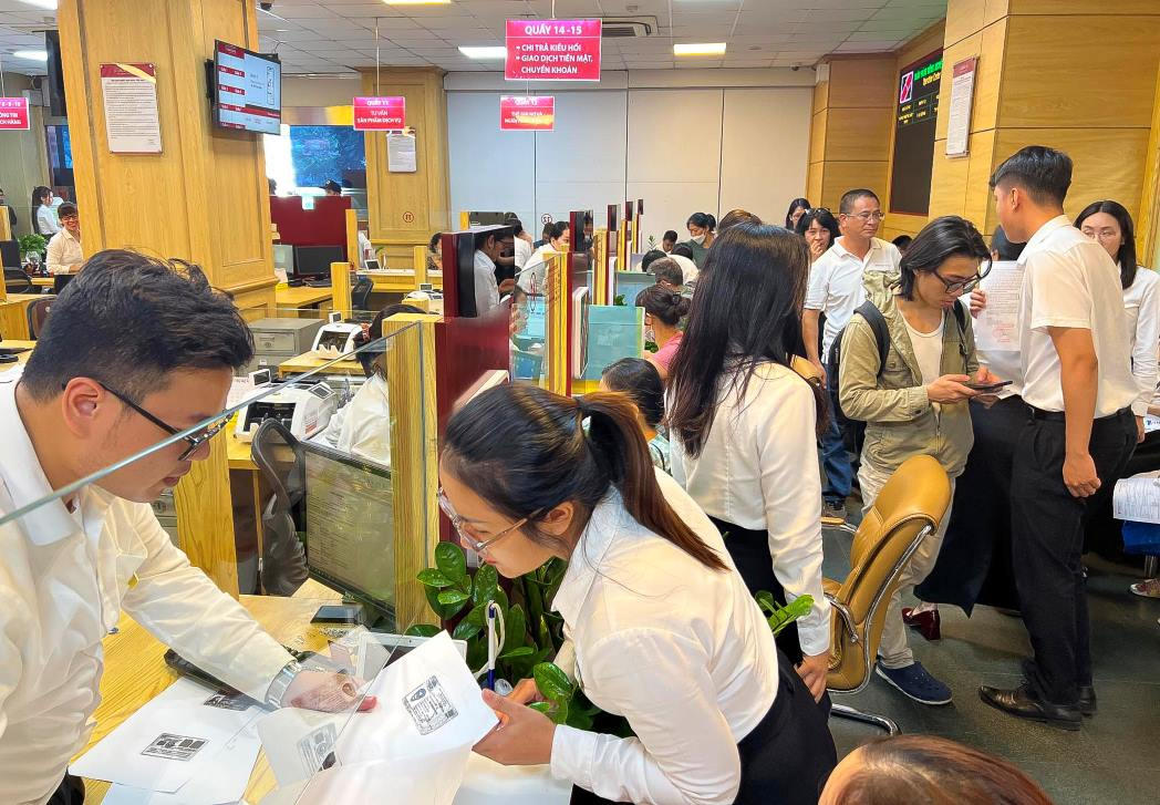 Ngày đầu ngân hàng bán vàng: Hết hàng sau 15 phút, khách mua 'thất vọng'