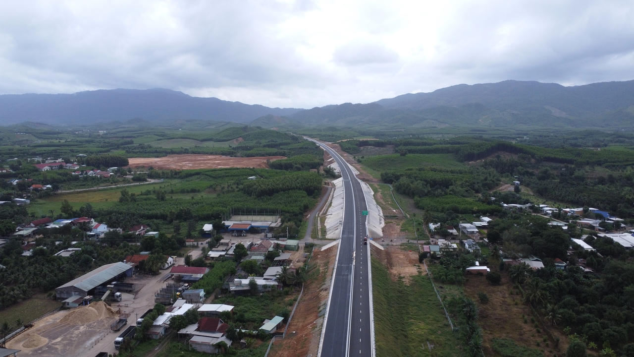 'Trải nghiệm' 70km cao tốc Vân Phong – Nha Trang sẵn sàng đón dân đi dịp Tết