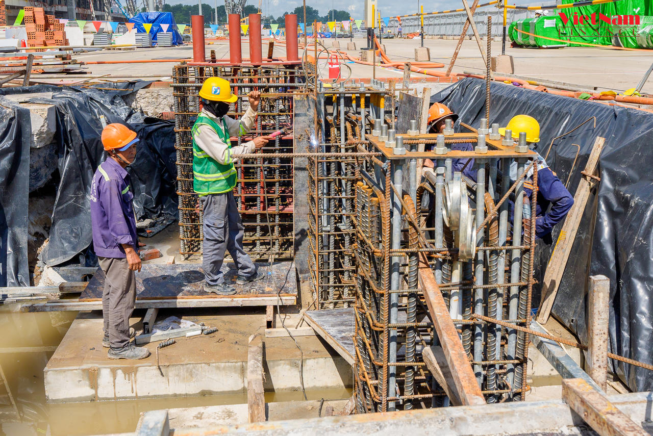 Thi công phần móng cột mái hiên sảnh đưa đón hành khách