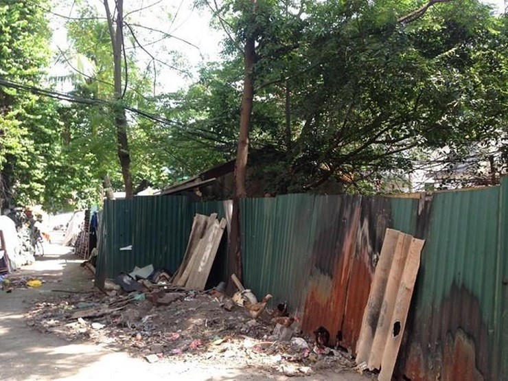 Hiện tại, dự án đã bị người dân lấn chiếm, có chỗ trở thành bãi tập kết vật liệu... Ảnh: Vietnamnet &nbsp;