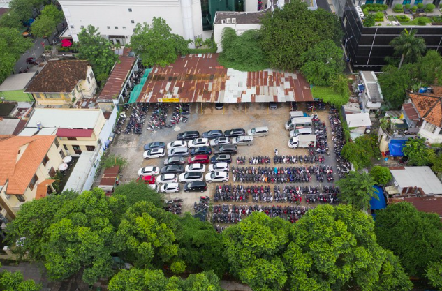 Khu 'đất vàng' dùng làm bãi xe một cách lãng phí nhiều năm nay.&nbsp; &nbsp;