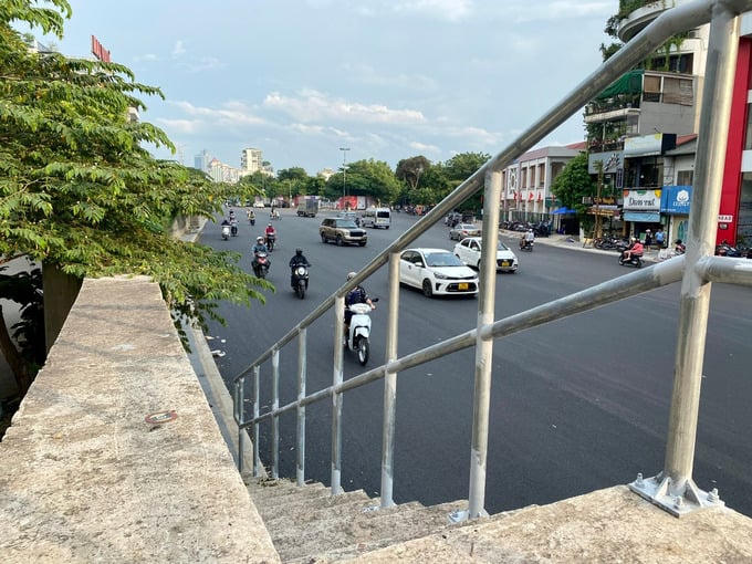 Nhiều cầu thang lên xuống đã được hoàn thành để kết nối từ đường lớn vào các khu dân cư, với phần lan can được làm bằng thép