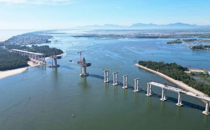 Cầu vượt biển Thuận An đang dần thành hình. Ảnh: Báo VnExpress &nbsp;
