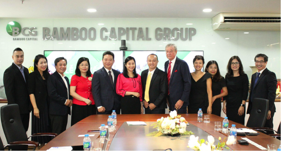 Tham dự buổi Lễ ký kết, Bảo hiểm AAA có sự góp mặt của: Ông Nguyễn Đình Ngôn - Chủ Tịch HĐQT, Bà Đỗ Minh Hiền – Phó tổng Giám đốc Điều hành. Về phía TNHH Marsh Việt Nam có sự tham gia của: Ông Leslie Mouat – Giám đốc điều hành, Ông Bùi Hải Trí – Phó Giám đốc điều hành