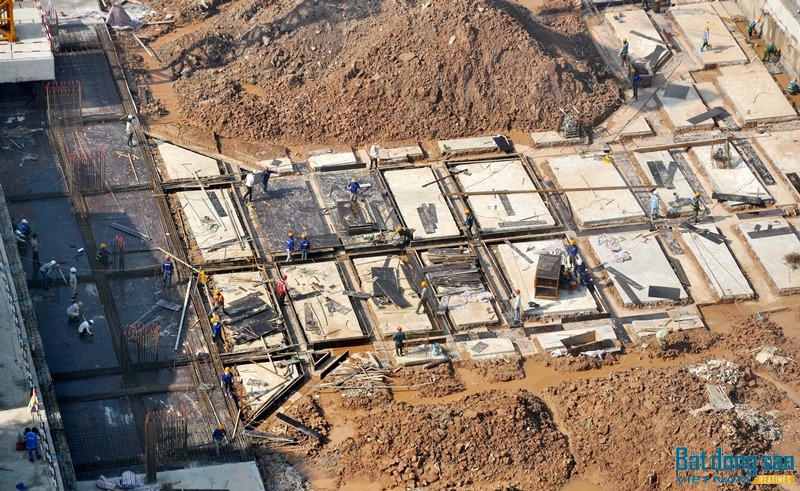 Hà Nội: Gần UBND quận Hoàng Mai, công trình rộng hơn 14.000m2 không phép vẫn xây dựng rầm rộ 