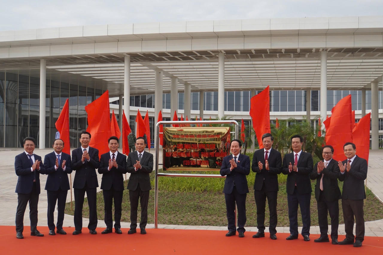 Sự kiện gắn biển Trung tâm Hội nghị - Biểu diễn.