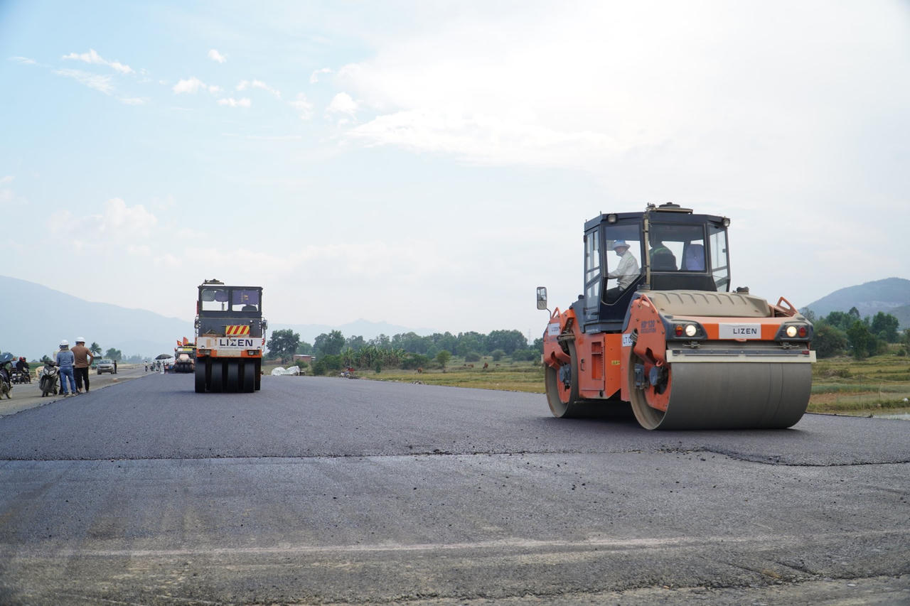 Các nhà thầu đang khẩn trương thi công dự án cao tốc Vân Phong - Nha Trang.&nbsp;&nbsp;