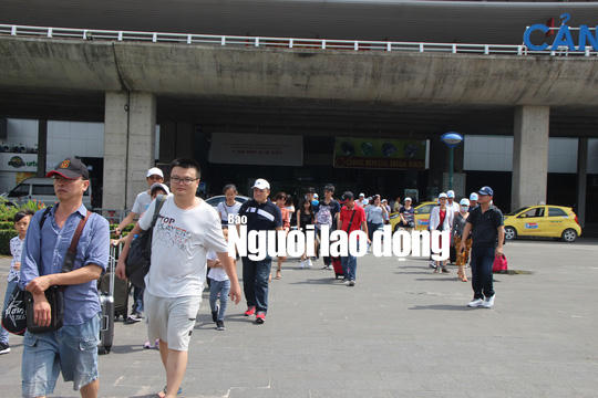 Du khách nườm nượp đến Phú Quốc, nhiều người vật vã tại các nhà hàng - Ảnh 2.