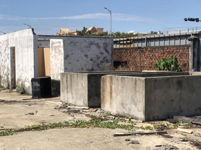 Theo ghi nhận tại dự án khu du lịch I.V.C của Vũ “nhôm”, khu đất trước đó được thành phố yêu cầu thu hồi đến nay vẫn bị bỏ hoang. Các vật liệu rào quanh dự án đã xuống cấp, xơ xác. &nbsp;