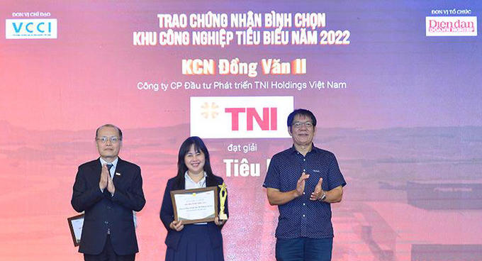 Đại diện TNI Holdings Việt Nam vinh dự nhận giải thưởng “Khu công nghiệp tiêu biểu 2022”