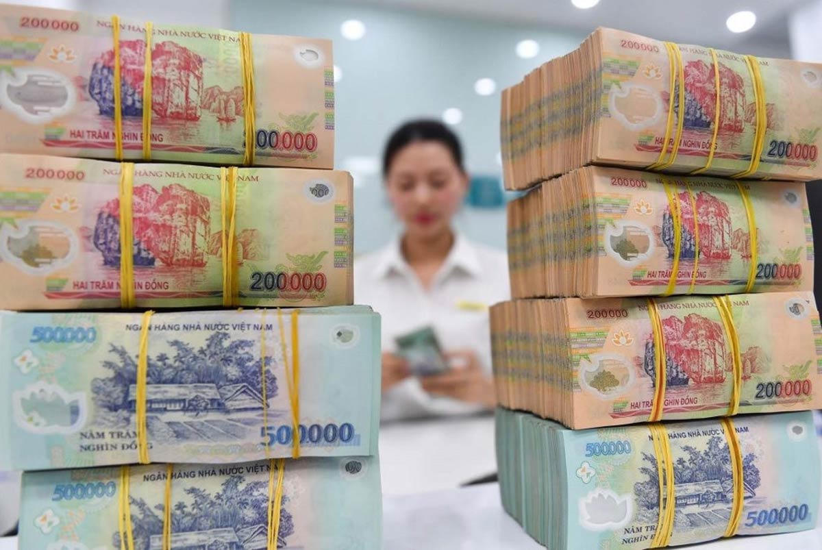 Lãi suất tiền gửi trung và dài hạn giảm mạnh so với đầu năm