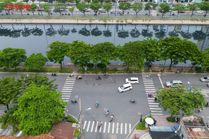 Đầu tuyến đường Nguyễn Khoái giao đường Bến Vân Đồn &nbsp;