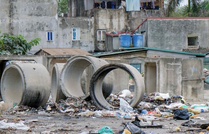 Tuyến đường nghìn tỉ chậm tiến độ, người dân khốn khổ vì ngập ngụa rác thải