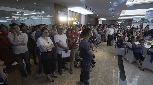 “Quá tải” lượng khách hàng đăng ký xem căn hộ mẫu dự án VinCity