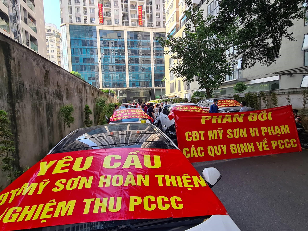 Người dân căn băng rôn phản đối sai phạm tại chung cư Mỹ Sơn