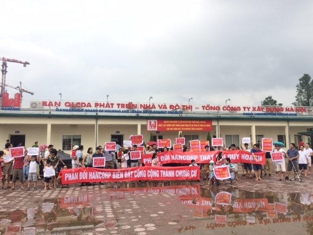 Tháng 10/2017, cư dân KĐT Ngoại giao đoàn căng băng rôn phản đối việc điều chỉnh quy hoạch tại đây, trong đó cư dân phản ánh khi họp lấy ý kiến người dân về việc điều chỉnh quy hoạch, theo biên bản cuộc họp có ý kiến của 10 hộ dân nhưng không phải là cư dân khu Ngoại giao đoàn.