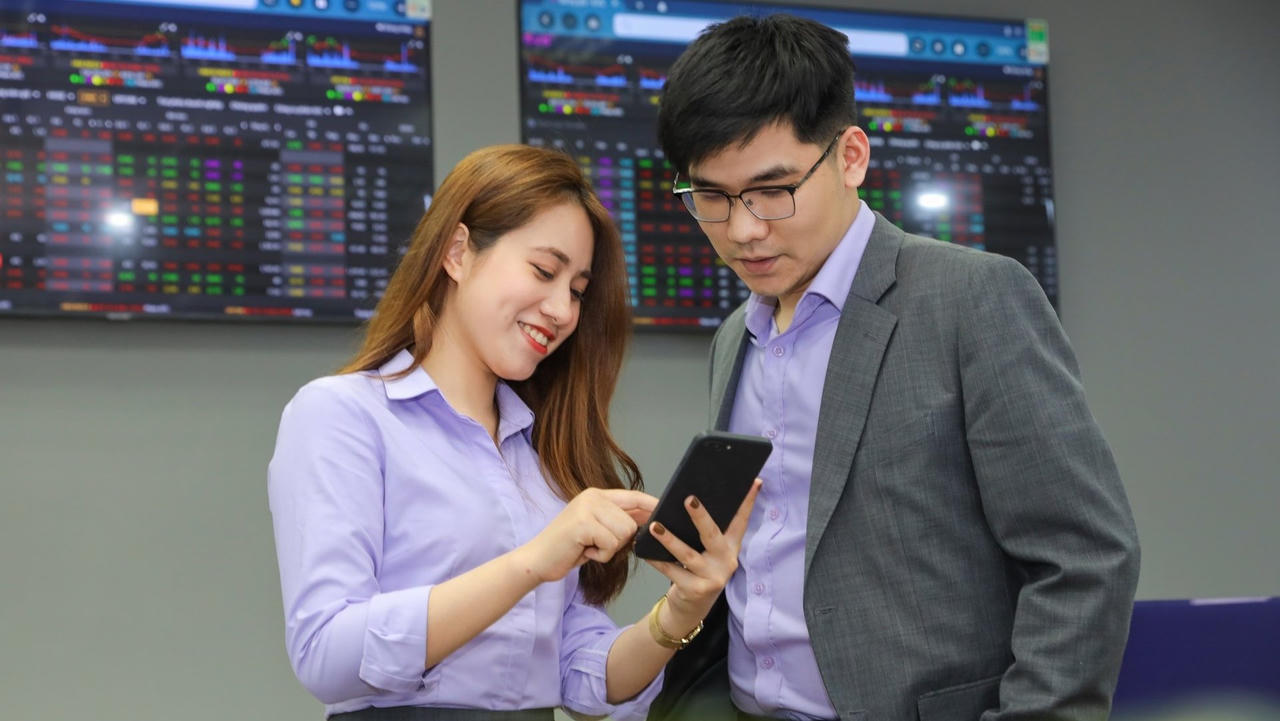 Thị trường chứng khoán Việt Nam tiếp tục diễn biến tích cực trong phiên sáng ngày 9/7, với lực đẩy chủ yếu đến từ nhóm cổ phiếu tài chính.