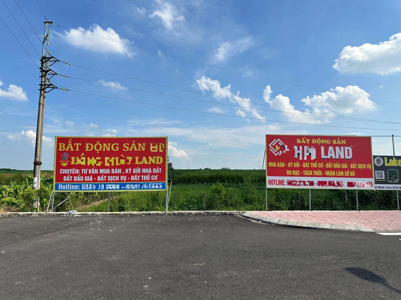 Khu đất xuất hiện nhiều biển quảng cáo văn phòng tư vấn đất đai (Ảnh: Dương Tâm).