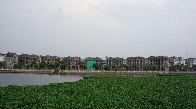 Cận cảnh hàng loạt biệt thự bỏ hoang ở “phố nhà giàu” ngoại ô Hà Nội
