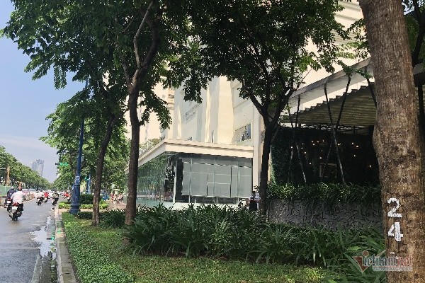 Bất chấp lệnh tháo dỡ, chủ đầu tư Riverside Palace vẫn ngang nhiên cho nhà hàng hoạt động