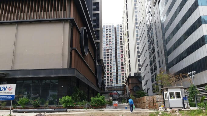 Theo ghi nhận PV lối vào đường Minh Khai đang được thi công, người dân vào phải vượt qua hàng rào chắn. - Ảnh PV &nbsp;