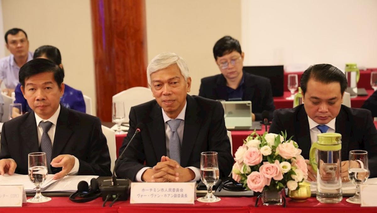 Phó Chủ tịch UBND TP. HCM Võ Văn Hoan (giữa) tại hội nghị