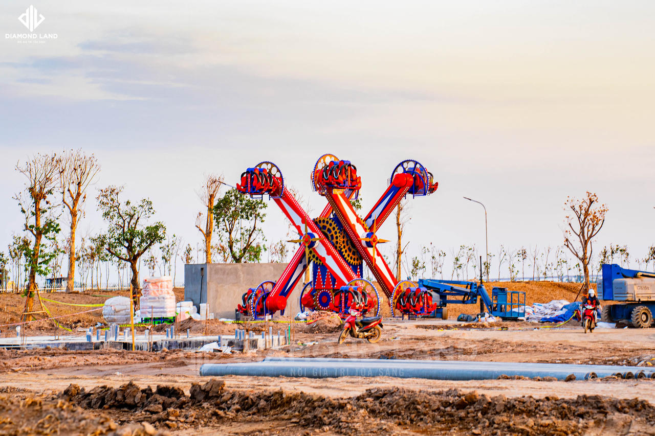 Công viên đang được lắp đặt nhiều trò chơi mới, thú vị.