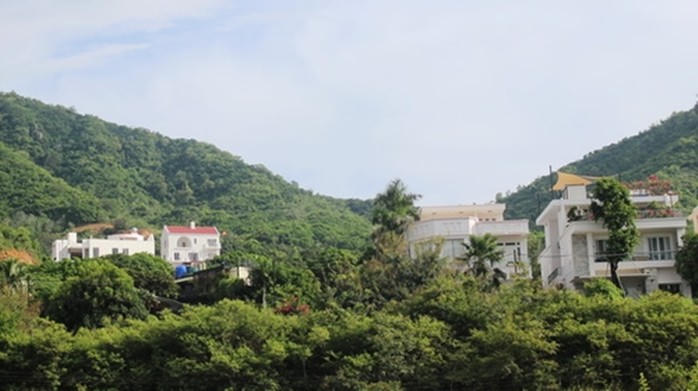 Biệt thự trái phép trên núi Cô Tiên vẫn tranh thủ thi công