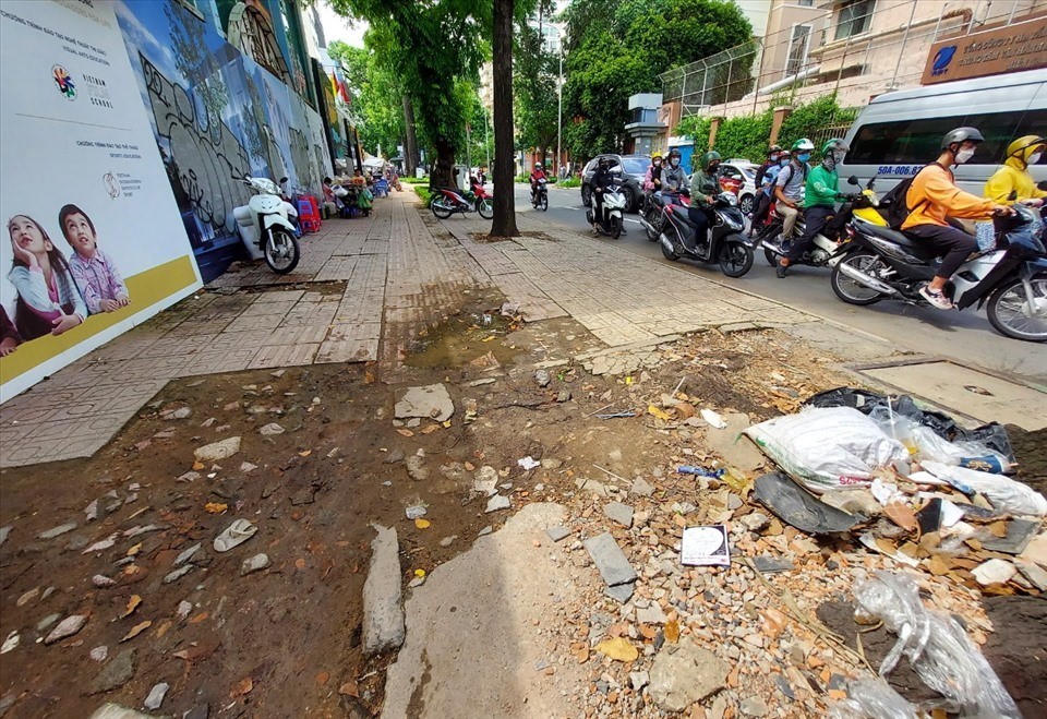 Đau đầu vấn đề vỉa hè hỏng nặng ở TP. Hồ Chí Minh