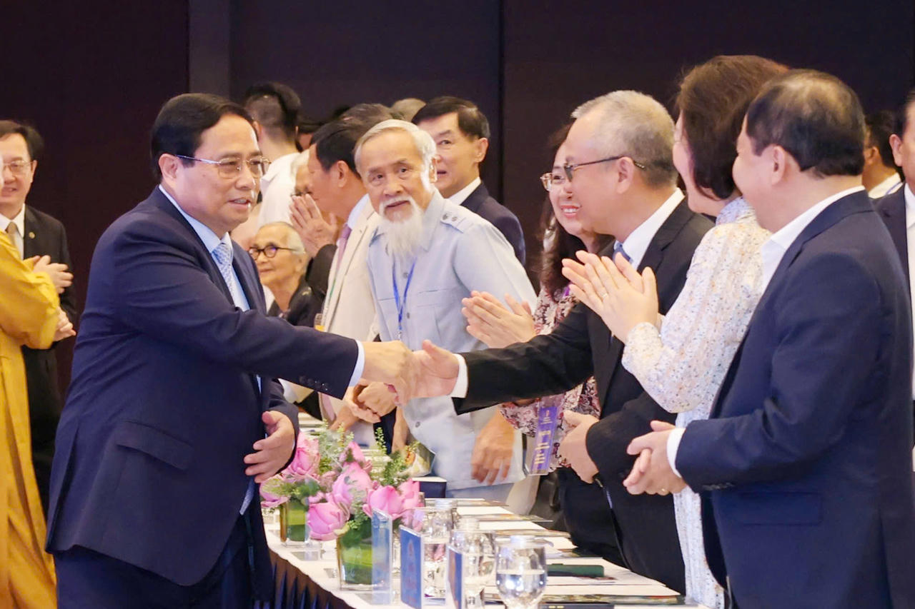 Thủ tướng Phạm Minh Chính thăm hỏi, trò chuyện với các đại biểu dự Hội nghị - Ảnh: VGP/Nhật Bắc &nbsp;